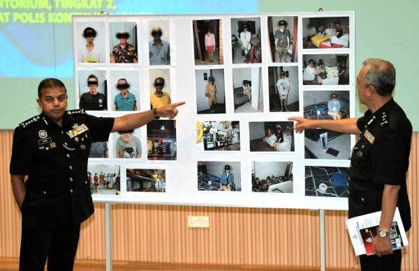 Ayob Khan dan Ketua Siasatan Jenayah Johor, Senior Asisten Komisioner Md Yusof Ahmad menunjukkan gambar-gambar suspek penganjur bersama wanita warga asing yang ditahan disyaki terlibat dalam kegiatan pelacuran dalam dua serbuan di hotel-hotel murah sekitar Johor Bahru dalam Ops Noda pada sidang media di Ibu Pejabat Polis Kontinjen Johor hari ini. - Foto Bernama