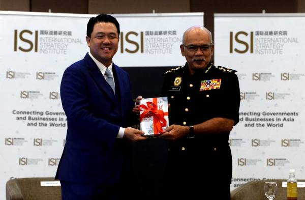 Shamshun Baharin (kanan) menerima cenderahati daripada Pengerusi Institut Strategik Antarabangsa (ISI), Cheah Chyuan Yong pada Forum Pencegahan Rasuah Malaysia Kali Kedua 2020 hari ini. - Foto Bernama