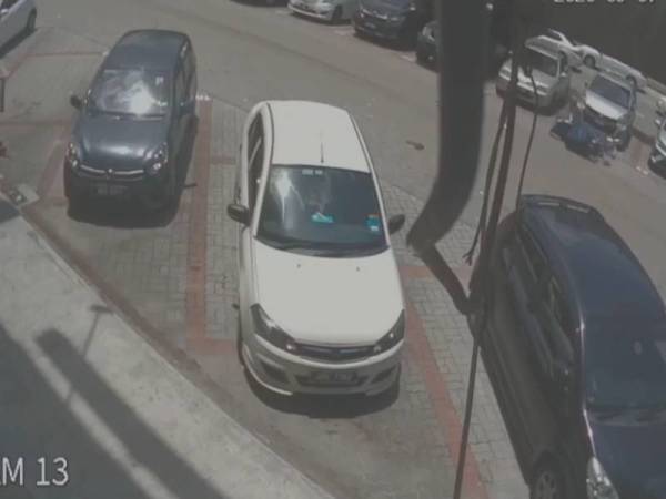 Aksi Shazrin Hafeez dirakam CCTV dan tular di laman sosial.
