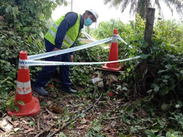 Sebuah kilang kayu diserbu curi air.