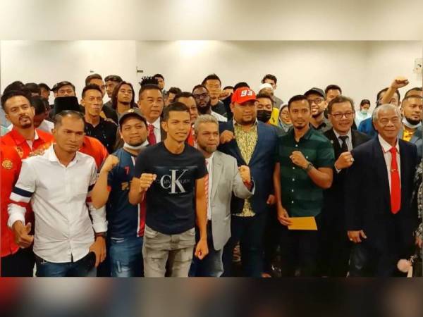 Pemilik baharu TRW, Norizam Tukiman bersama pengurusan tertinggi syarikat Team The Red Warriors Sdn Bhd dan pemain pasukan Kelantan TRW di Kota Bharu semalam.