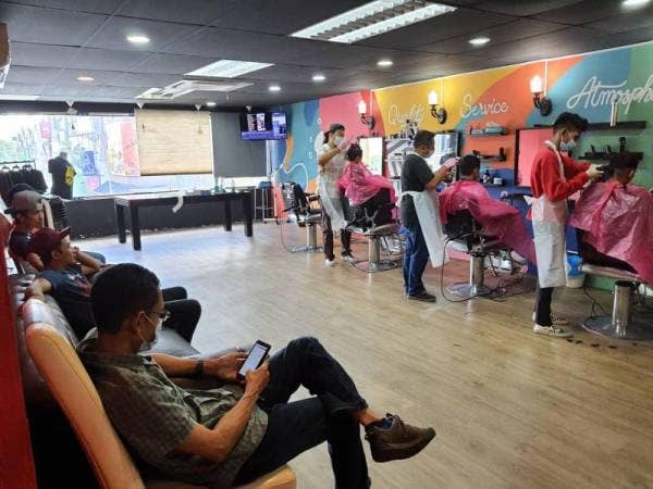 Pelanggan boleh mendapatkan khidmat gunting rambut, cuci rambut, cuci muka, facial, scrub muka, black mask, gold mask, eye mask dan urut mata di Mybudget Barbershop.
