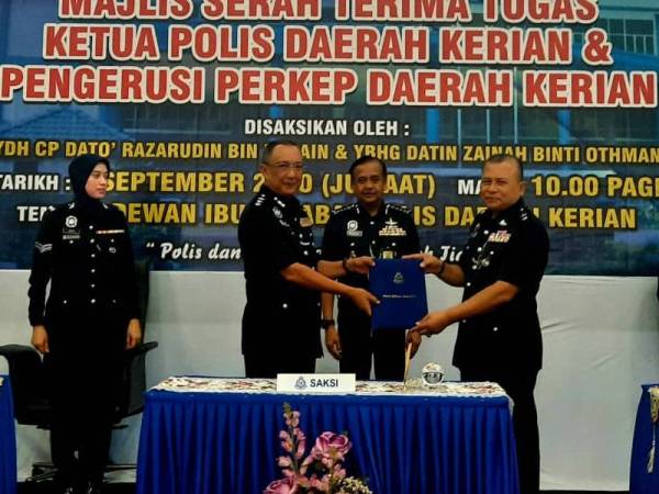 Razarudin Husain (tengah) menyaksikan penyerahan dokumen serah terima tugas Ketua Polis Daerah Kerian yang baharu antara Omar Bakhtiar Yaacob (kiri) kepada Mazuki Mat (kanan).