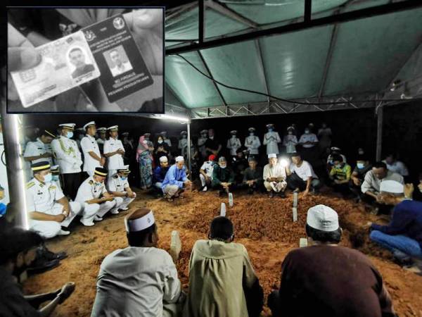 Para pegawai APMM memberikan penghormatan terakhir kepada jenazah Md Firdaus dan anak sulungnya selepas selamat dikebumikan di Tanah Perkuburan Islam, Felda Sening, Kota Tinggi, tengah malam tadi.