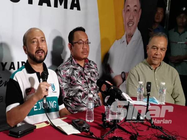 Mukhriz (kiri) pada sidang media di Bilik Gerakan Utama Pejuang di Slim River.