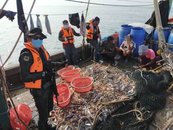 Polis mematahkan taktik sindiket yang menggunakan bot nelayan untuk menyeludup PATI di Kuala Sekinchan, Selangor pada 20 Ogos lalu. 