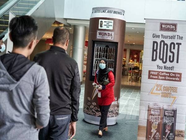 Orang ramai beratur bagi menanti giliran untuk mendapat sampel minuman Wonda Booster. 