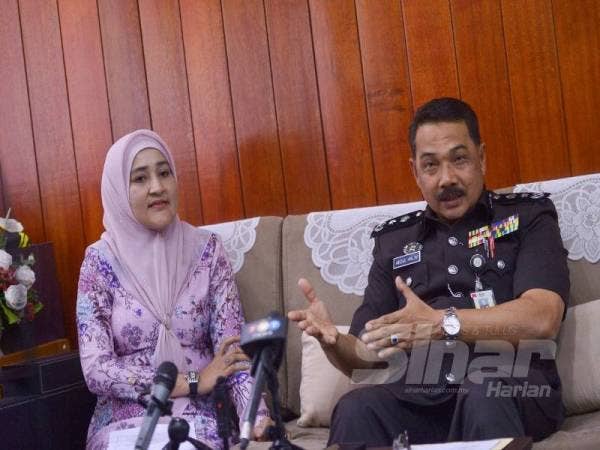 Siti Murni bersama Abdul Halim menerangkan peluang pekerjaan kepada bekas penghuni penjara pada sidang media di Penjara Kajang semalam.