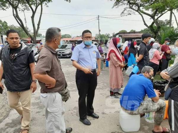 Ahli Dewan Undangan Negeri (ADUN) Meru, Mohd Fakhrulrazi Mohd Mokhtar meninjau keadaan di pili awam yang disediakan untuk penduduk mengambil bekalan air berhampiran Klinik Kesihatan Pekan Meru di sini pagi tadi.
