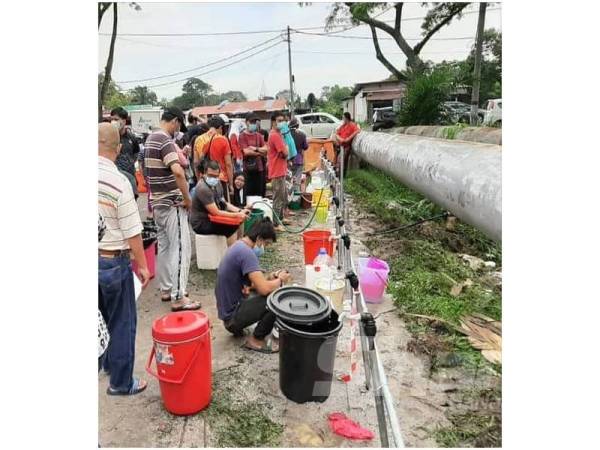 Ahli Dewan Undangan Negeri (ADUN) Meru, Mohd Fakhrulrazi Mohd Mokhtar meninjau keadaan di pili awam yang disediakan untuk penduduk mengambil bekalan air berhampiran Klinik Kesihatan Pekan Meru di sini pagi tadi.
