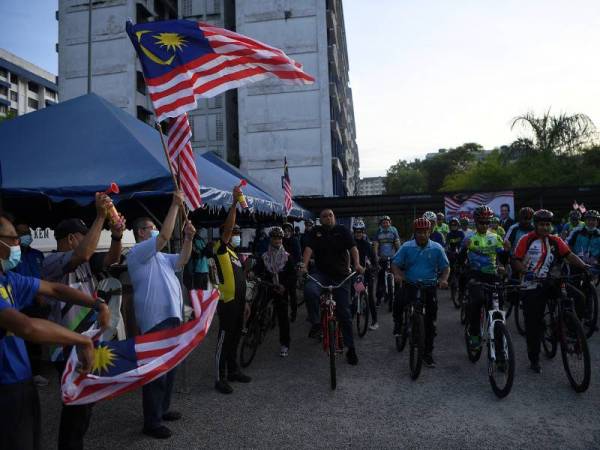 Saifuddin (tiga, kiri) melepaskan peserta Kayuhan Semarak Merdeka Kem Pasukan Gerakan Am (PGA) Bukit Galing, hari ini. - Foto Bernama
