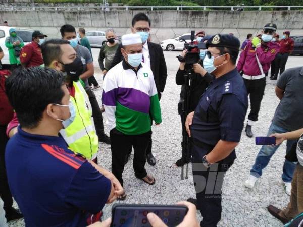 Ketua Polis Daerah Gombak, Asisten Komisioner Arifai Tarawe berbincang dengan pihak penganjur demonstrasi aman yang diadakan di Jalan Batu Arang, Sungai Dua, Rawang hari ini.