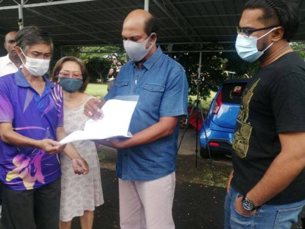 Penduduk melihat aduan yang pernah dipanjangkan kepada pihak berkenaan, namun belum menemui jalan penyelesaian