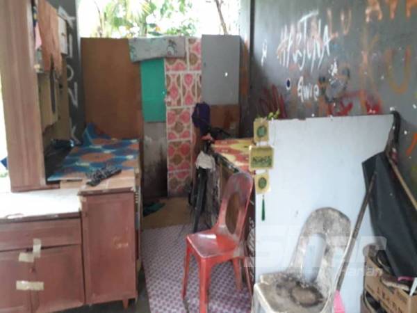 Pasangan gelandangan mengunakan papan serta almari sebagai kepungan dan menjadikannya sebagai tempat tinggal selama sembilan bulan di bawah Flat Geharu, Taman Rinting, Pasir Gudang. 