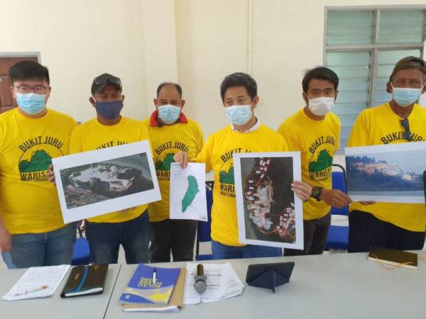 Hsiao Leung (empat dari kiri) pada sidang akhbar di Bukit Tengah hari ini menunjukkan gambar kawasan kuari yang menjejaskan kualiti hidup penduduk dan memusnahkan Bukit Juru.