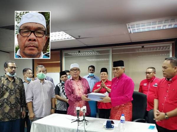 Jaafar (tiga dari kiri) menyerahkan borang keahlian Bersatu kepada Abdul Rashid semalam. Gambar kecil: Jaafar