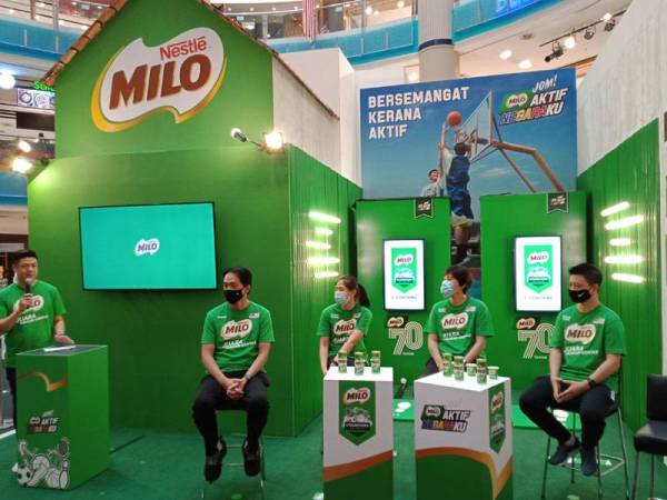 Kervin Lim (kiri) semasa pelancaran program Milo Champions Clinic: E-Coaching di Sunway Piramid hari ini.