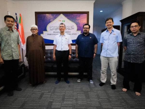 Abdul Hadi (dua dari kiri) sewaktu menerima kunjungan Tengku Zafrul (tiga dari kiri) di Rusila, Marang hari ini. Foto: Terengganu Kini