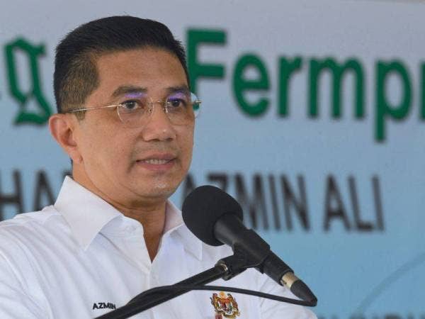 Mohamed Azmin berucap ketika lawatan beliau ke Kilang Fermpro Sdn Bhd Sdn. Bhd di Jalan Bukit Keteri, Kawasan Industri Cuping di sini hari ini. - Foto Bernama