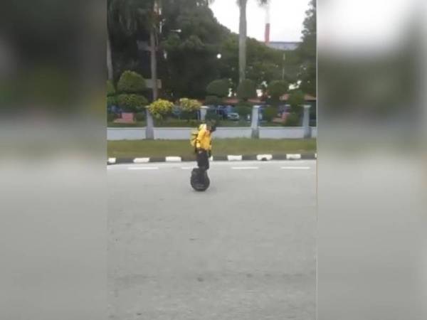 Menteri Pengangkutan, Datuk Seri Dr Wee Ka Siong turut menunjukkan rakaman video seorang pengguna kenderaan jenis mikromobiliti di jalan raya di Facebooknya malam tadi.