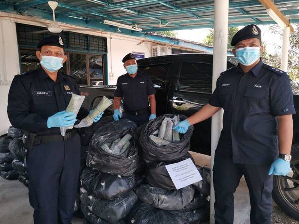 Zulkifli (kiri) bersama Ketua Bahagian Siasatan Jenayah Narkotik, Asisten Superintendan Joehany Fitry Mohamed (kanan) menunjukkan daun ketum yang dirampas daripada empat lelaki yang berkonvoi ke Kelantan.