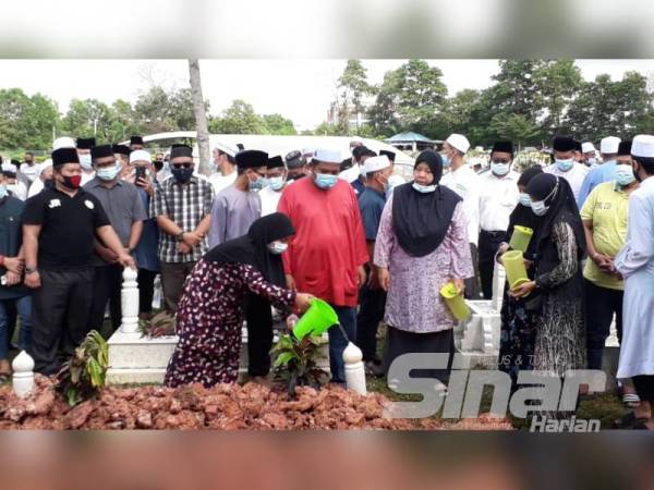 Anak Allahyarham Mohd Fahami memberi penghormatan akhir di pusara bapanya di Tanah Perkuburan Islam Mount Austin, Johor Bahru hari ini.