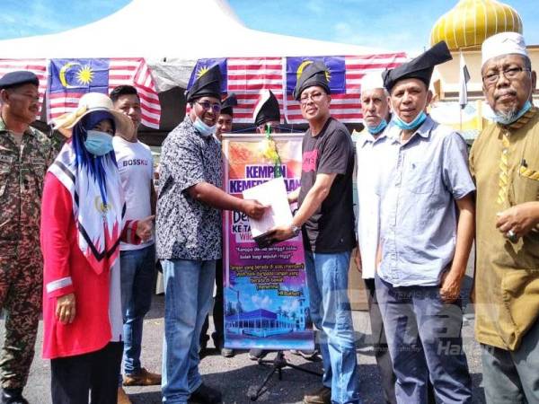 Afzal (empat dari kiri) menyempurnakan perasmian kempen kutipan tabung masjid rancangan tersebut di pekarangan Masjid As-Sobirrin hari ini.