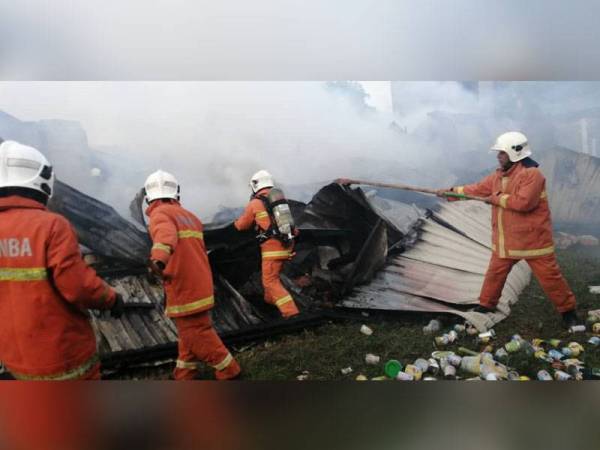 Anggota bomba dari BBP Gebeng dan Kuantan mengambil masa hampir dua jam mengawal kebakaran melibatkan dua kedai di Kampung Sungai Karang Pantai di sini, petang tadi. - Foto ihsan Bomba