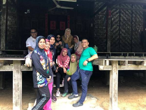 Mohd Aidil (kiri) bersama pengamal media yang menyertai Travelog Jelajah Destinasi Pelancongan Kelantan di rumah warisan berusia 100 tahun di Pulau Raya, Tanah Merah.