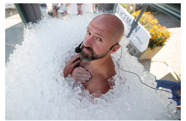 Josef Koeberl berjaya mencipta kejayaan dengan berendam dalam ketulan ais selama 30 minit dan 57 saat. - Foto Reuters