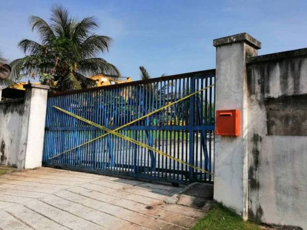 Kilang yang diarah tutup selepas disyaki memyebabkan pencemaran di Sungai Gong Khamis lalu.