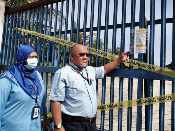 Mohamad Zin menunjukkan notis tindakan yang dikenakan ke atas pemilik kilang tersebut.