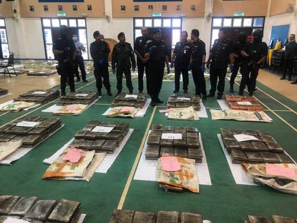 Enam suspek termasuk seorang wanita ditahan susulan daripada penemuan RM42 juta yang disimpan di sebuah rumah sewa di Tanjung Chat Kota Bharu sebagai transit.