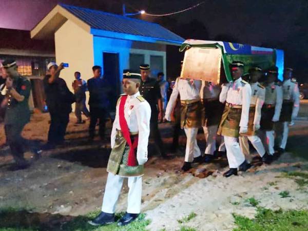 Upacara pengebumian Allahyarham Abdul Aziz, dilaksanakan dengan penuh istiadat ketenteraan.