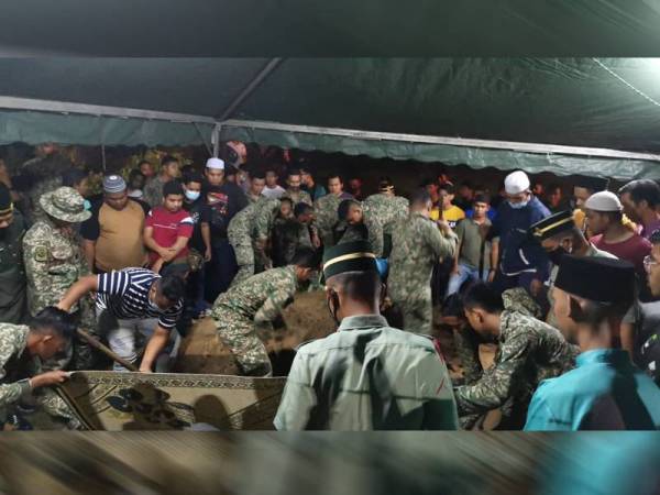 Anggota tentera membantu menguruskan pengebumian Allahyarham Abdul Aziz.