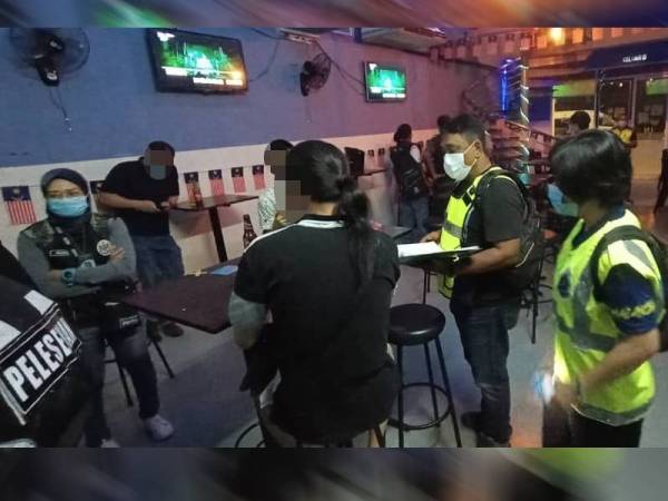 Pihak berkuasa memeriksa salah sebuah pusat hiburan dalam Ops Bersepadu yang dijalankan malam tadi.