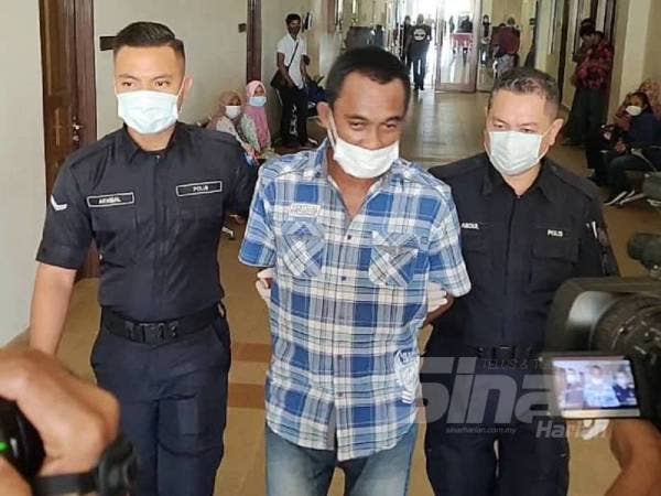 Mohamad Nawi (tengah) ketika dibawa ke Mahkamah Majistret Kuantan hari ini.