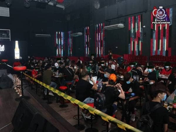 Pusat hiburan di Taman Mount Austin yang diserbu malam tadi.