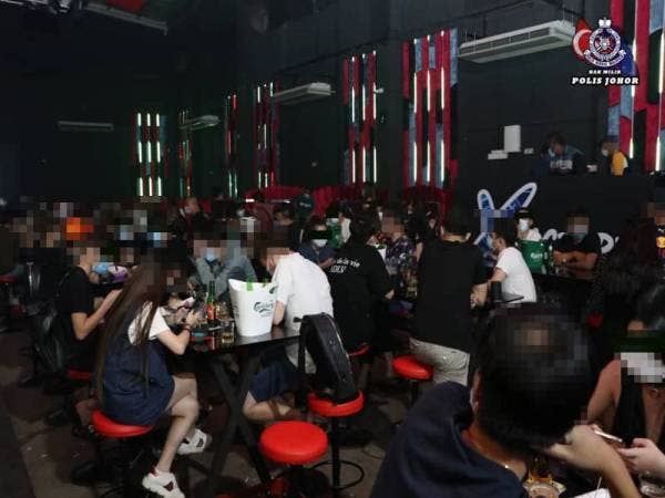 Pusat hiburan di Taman Mount Austin yang diserbu malam tadi.