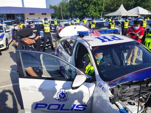 Abd Jalil melihat salah sebuah kereta peronda baharu yang diterima untuk kegunaan IPD di negeri ini.