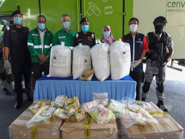 Aminuddin Abdul Rashid (empat dari kiri) menunjukkan dadah yang akan dilupuskan di Kualiti Alam Sdn Bhd, hari ini.