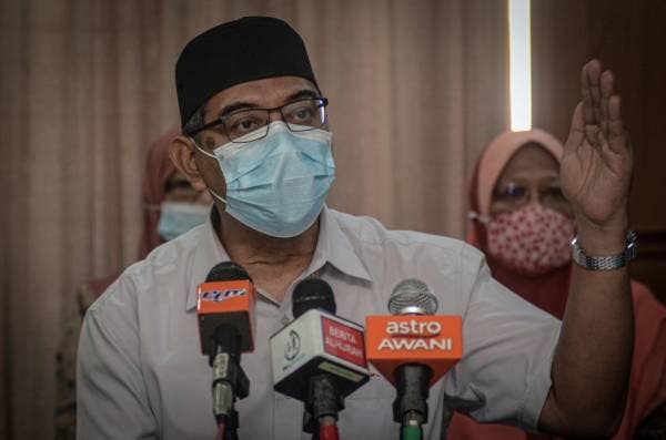 Muhammad Radhi mengadakan sidang media bersama sebahagian 24 individu yang mendakwa telah ditipu oleh sebuah agensi syarikat pelancongan yang terlibat dalam pemalsuan visa Furada bagi menunaikan ibadah haji tahun lalu. - Foto Bernama