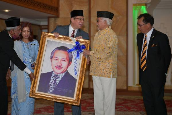 Abdul Taib (dua dari kanan) menerima cenderahati ketika kunjungan Saifuddin (dua dari kiri) di kediamannya di Demak Jaya, Kuching, hari ini. - Foto Bernama