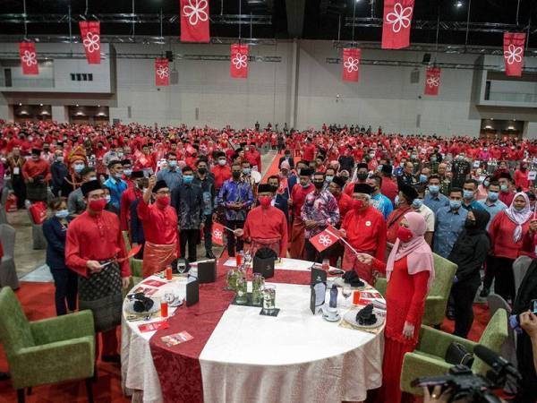 Perdana Menteri merangkap Presiden Parti Pribumi Bersatu Malaysia (Bersatu) Tan Sri Muhyiddin Yassin menyanyikan lagu 'Perjuangan Kita' ketika hadir pada Majlis Ulangtahun ke-4 Parti Bersatu di Pusat Dagangan dan Pameran Antarabangsa Malaysia (MITEC) malam ini.