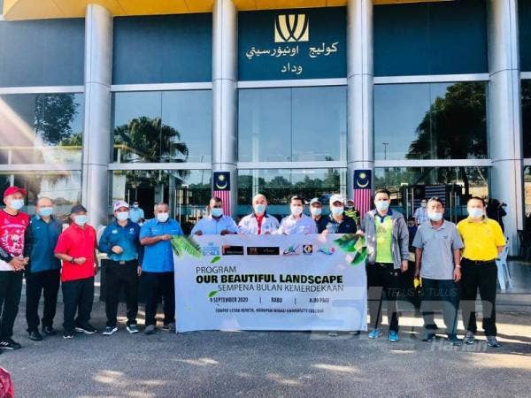 Kakitangan MPK dan warga Widad bergambar kenangan sempena My Beautiful Lanscape di Indera Mahkota hari ini. 