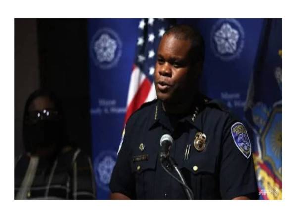 La'Ron Singletary mengumumkan peletakan jawatannya sebagai ketua polis Rochester semalam selepas berlaku tunjuk perasaan berhubung kematian seorang lelaki kulit hitam. - Foto AFP
