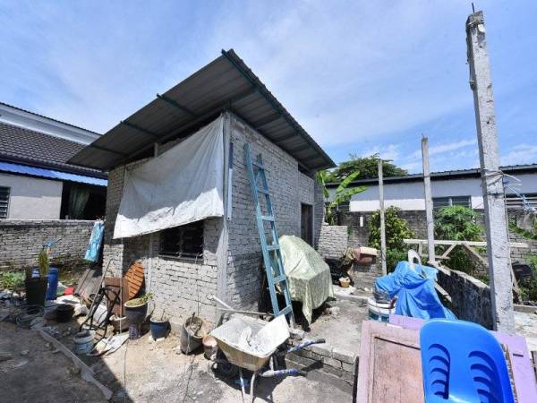 Rumah separuh siap dan serba kekurangan yang didiami Mohd Faizal sekeluarga selama hampir tiga tahun.