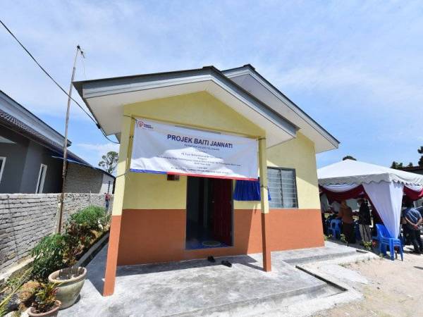 Rumah baharu dengan kos RM50,000 di bawah bantuan PBJ TNB menceriakan kehidupan Mohd Faizal sekeluarga.