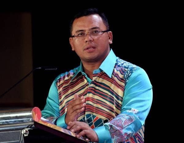 Menteri Besar Selangor Datuk Seri Amirudin Shari menyampaikan ucapan pengisytiharan Majlis Perbandaran Kuala Langat (MPKL) pada Majlis Pengisytiharan dan Sidang Media Sempena Menjunjung Kasih Sultan Selangor Bagi Pengisytiharan MPKL hari ini.- Foto: Bernama