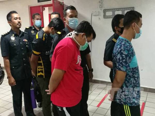 Ketiga-tiga peniaga pakaian jenama tiruan di pasar pagi di Dungun dibawa keluar dari kamar Mahkamah Sesyen Kuala Terengganu hari ini selepas selesai prosiding pertuduhan.
